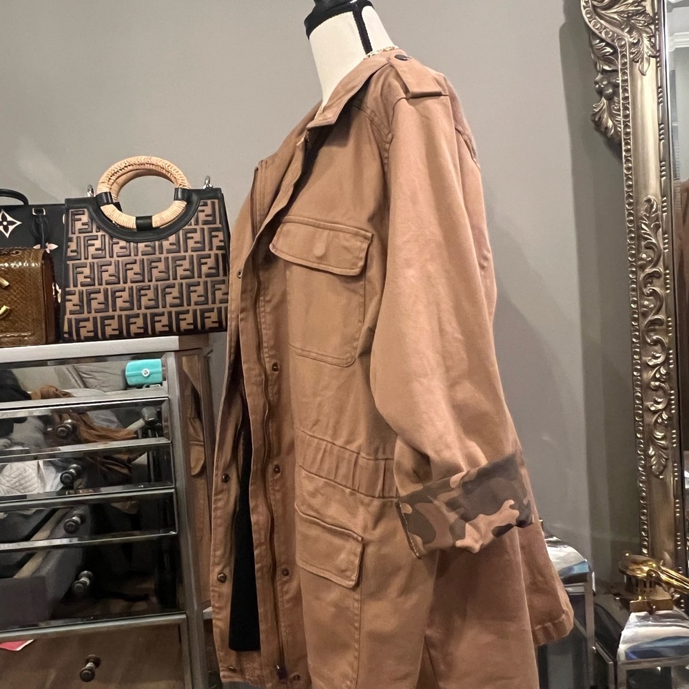 This jacket is made like a shacket the inside has camouflage design sleeves roll - Picture 15 of 16